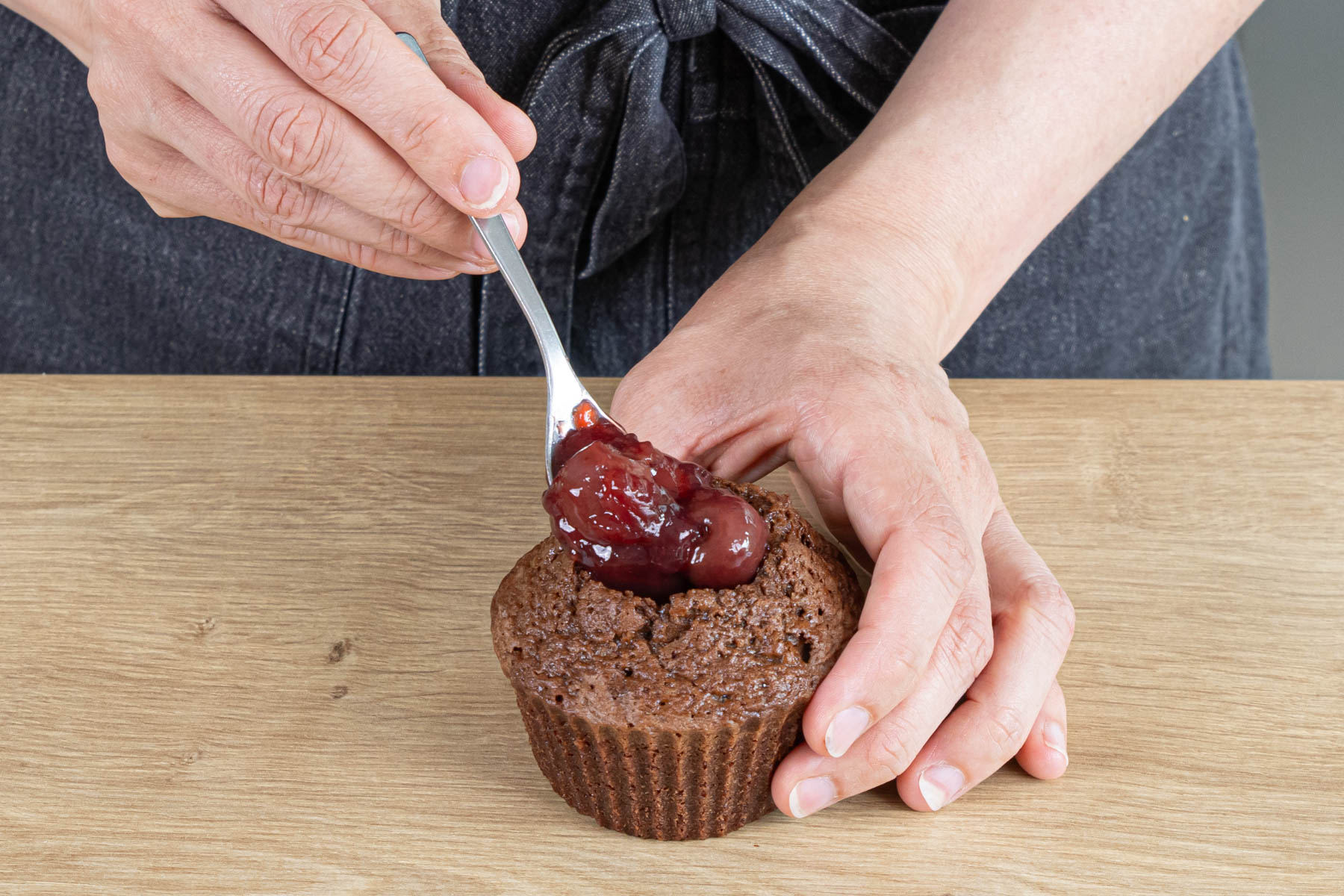 Schwarzwälder-Kirsch-Muffin mit Kirschmischung füllen