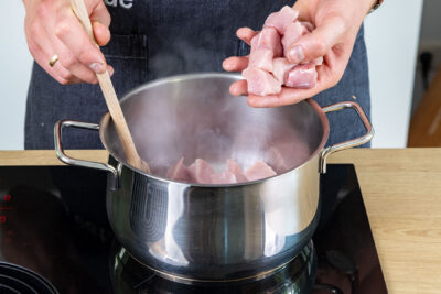 Fleisch in den Topf geben