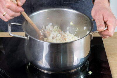Zwiebelstücke mit dem Fleisch anbraten