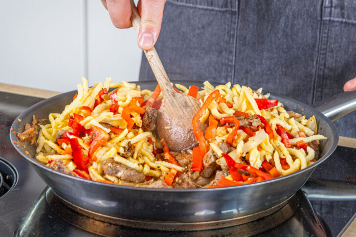 Spätzle und Paprika hinzugeben