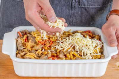 Gyros-Spätzle-Auflauf mit Käse toppen
