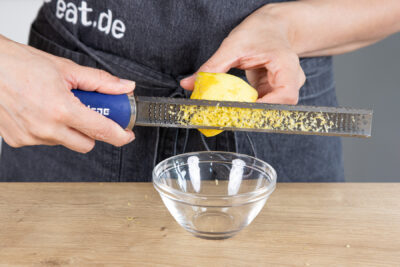 Zitronenschale abreiben