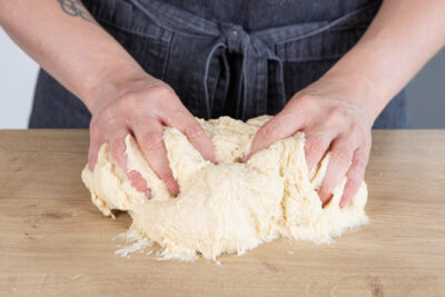 Hefeteig für den Streuselkuchen kneten
