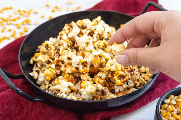 Süßes Popcorn aus der Pfanne