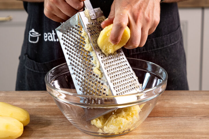 rohe Kartoffeln reiben