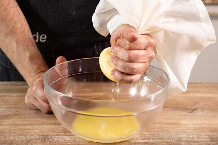 Kartoffeln mit Passiertuch ausdrücken