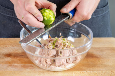 Limette zum Thunfisch reiben
