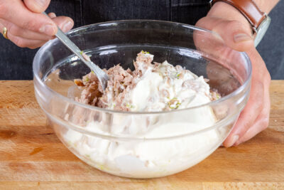 Joghurt und Schmand zum Thunfisch geben