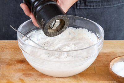 Thunfisch-Dip würzen