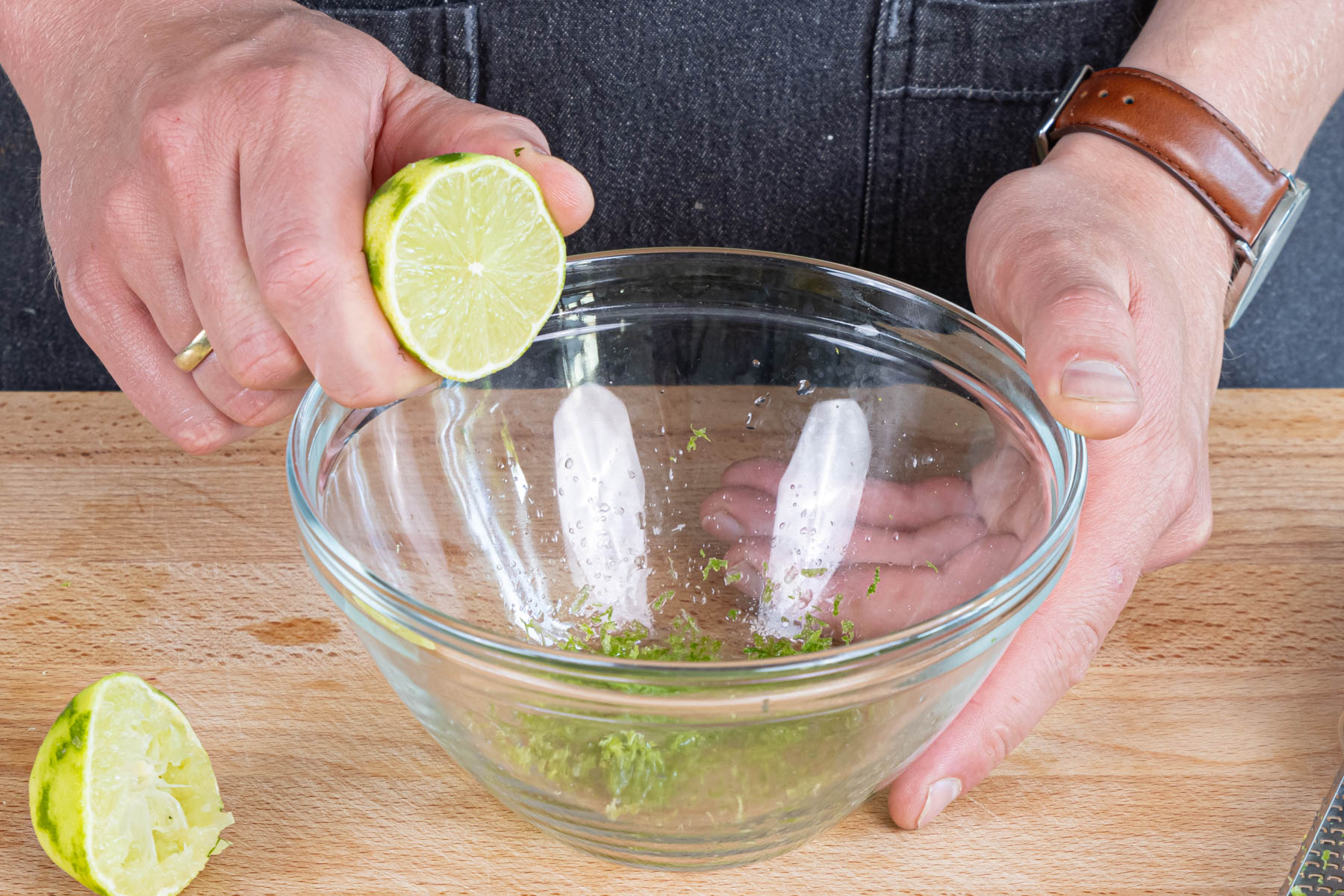 Limettenschale abreiben und Saft pressen