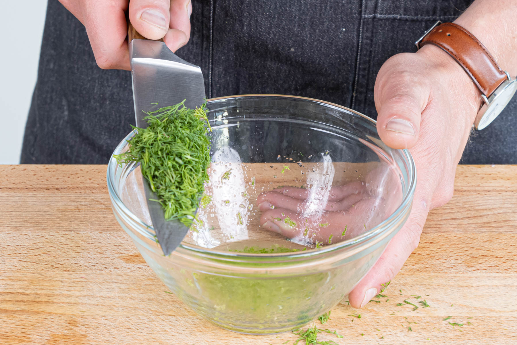 Dill waschen und fein hacken
