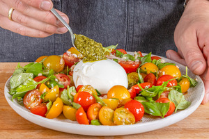 Pesto auf den Burrata geben