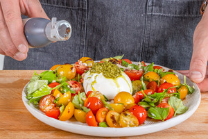 Burrata-Tomaten-Salat mit Balsamico toppen
