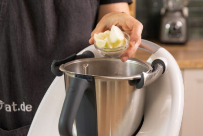 Zwiebel in den Thermomix geben.