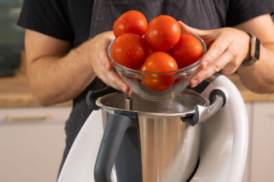 Die Tomaten zugeben.
