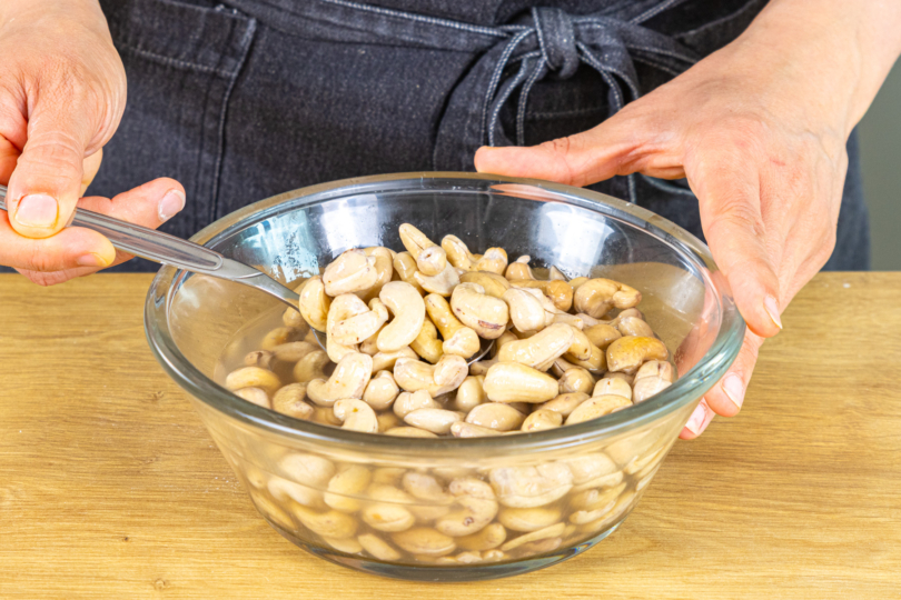Cashewkerne im Wasser einweichen