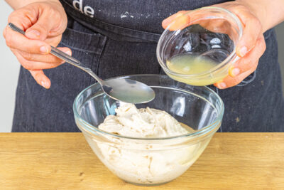 Zitronensaft zu dem veganen Mascarpone geben