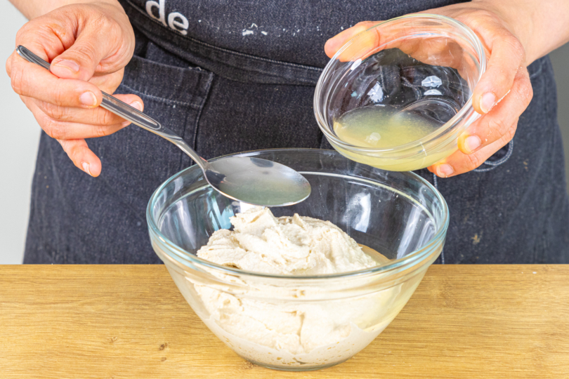 Zitronensaft zu dem veganen Mascarpone geben