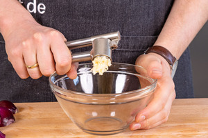 Knoblauch pressen