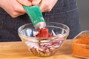 Tomatenmark dazugeben