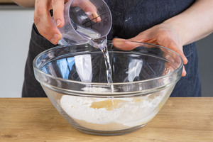 Zutaten für Strudelteig in Schüssel geben