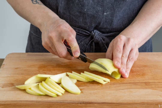 Apfel in Scheiben schneiden