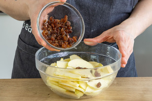 Rosinen mit Äpfeln mischen