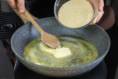 Paniermehl zur Butter in die Pfanne geben