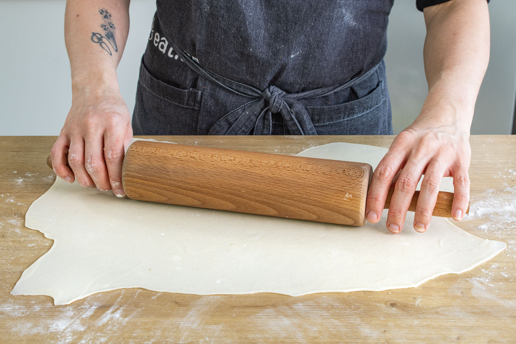 Strudelteig dünn ausrollen