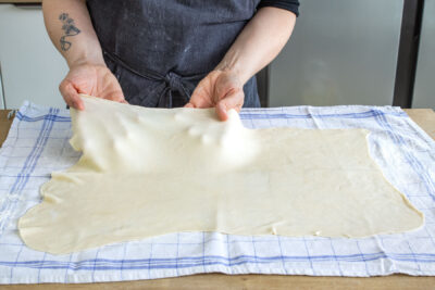 Strudelteig auf Küchentuch ausbreiten