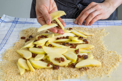 Apfel und Rosinen für die Füllung verteilen