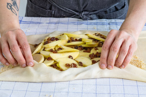 Ränder vom Strudelteig zusammenklappen
