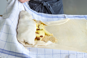 Apfelstrudel zusammenrollen