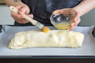 Wiener Apfelstrudel mit Butter-Zucker-Mischung bepinseln