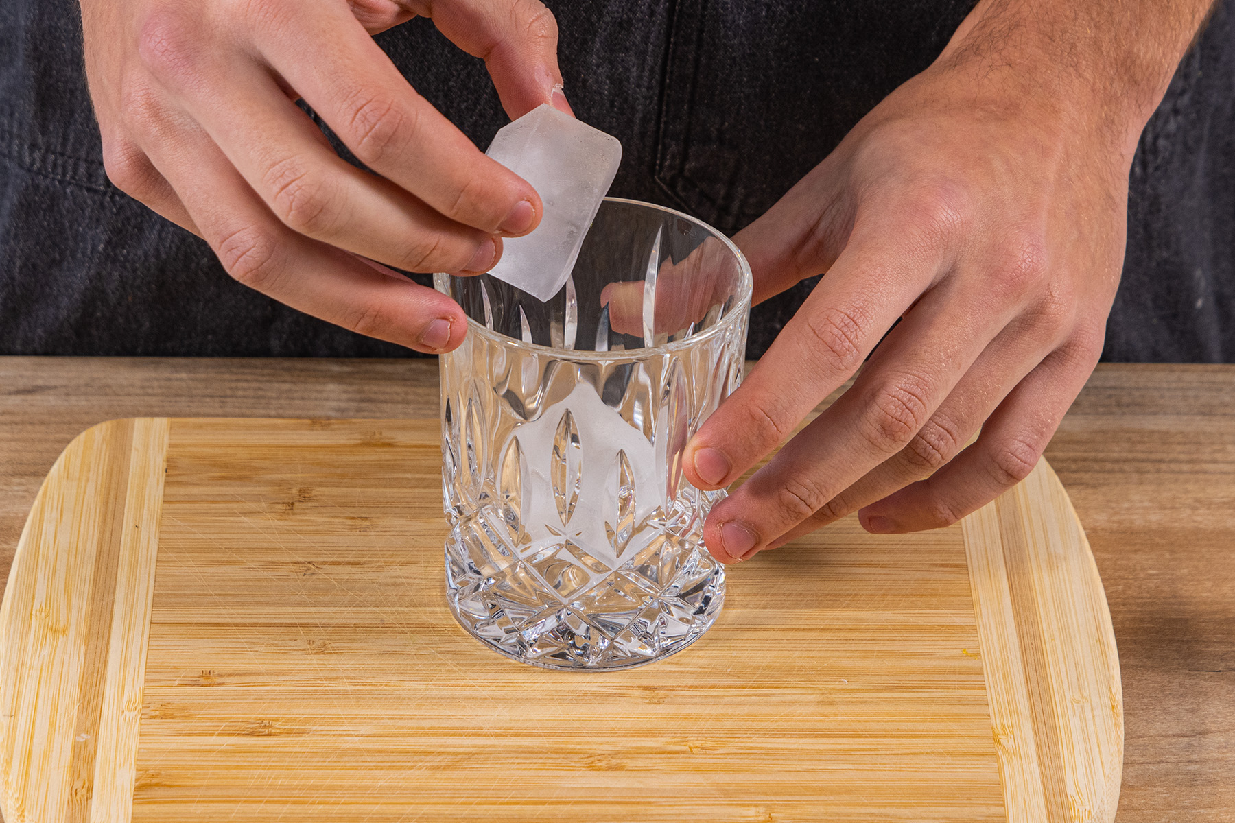Eiswürfel ins Glas geben