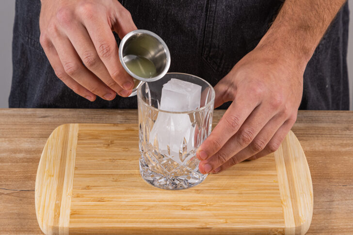Limettensaft ins Glas geben