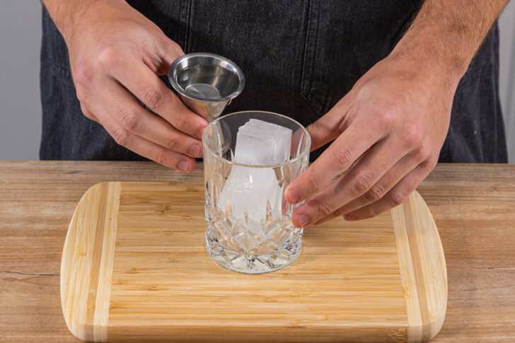 Wodka ins Glas geben