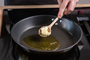 Knoblauch in Pfanne geben