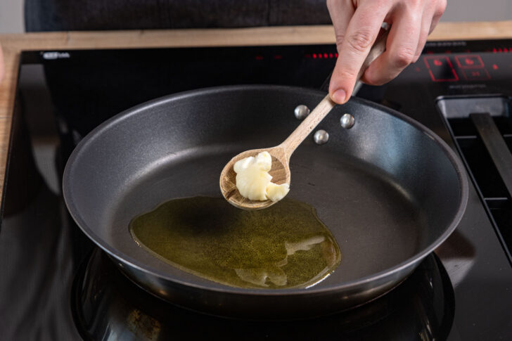 Knoblauch in Pfanne geben