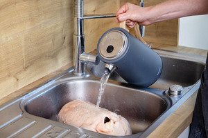 Gans mit heißem Wasser übergießen