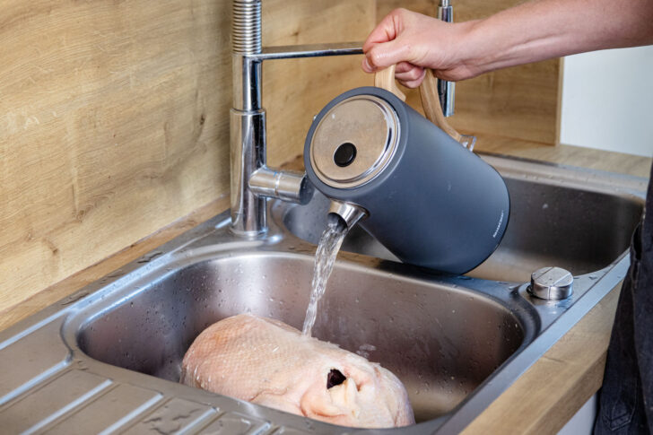 Gans mit heißem Wasser übergießen