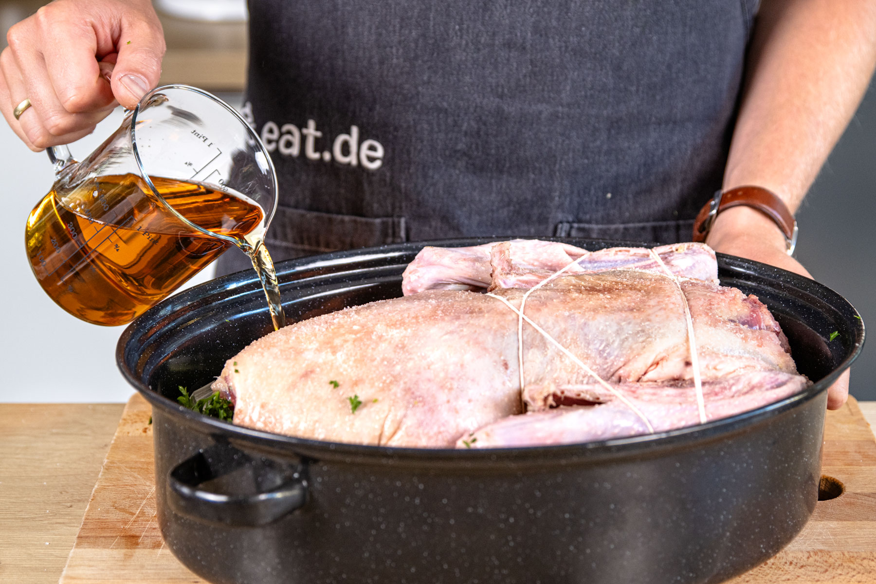 Apfelsaft in Bräter gießen