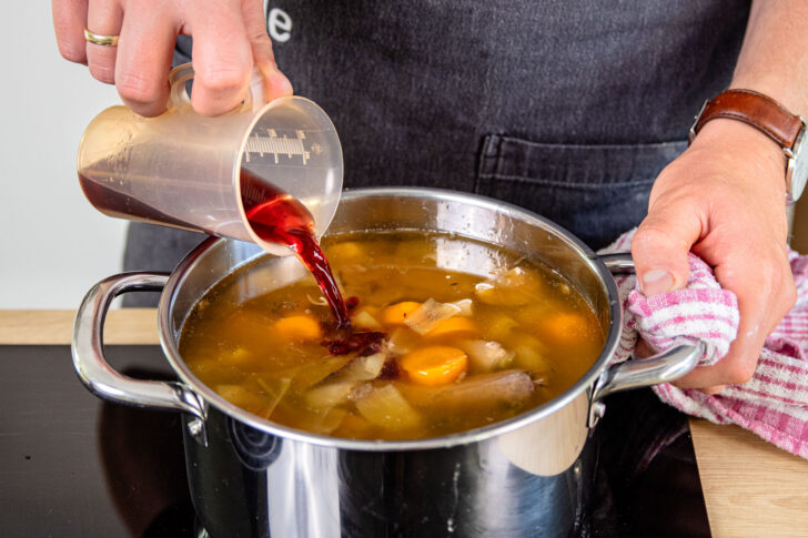 Rotwein zur Soße geben
