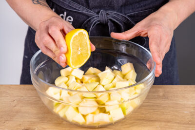 Zitronensaft zu Äpfeln geben