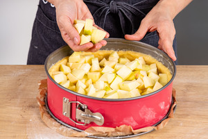 Äpfel auf Mürbeteigboden verteilen