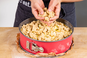 Streusel darüber verteilen