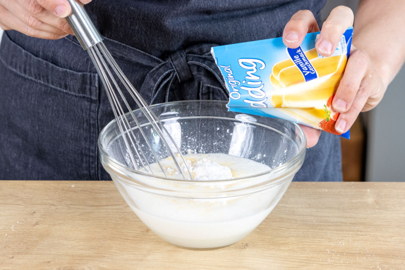 Puddingpulver in Milch einrühren
