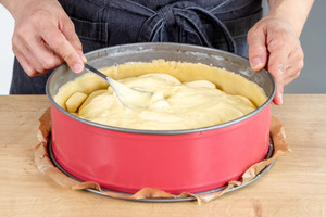 Pudding auf den Apfelspalten verteilen