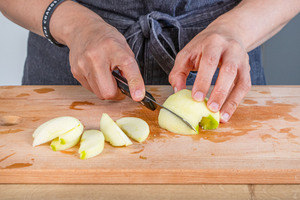 Apfel in Scheiben schneiden