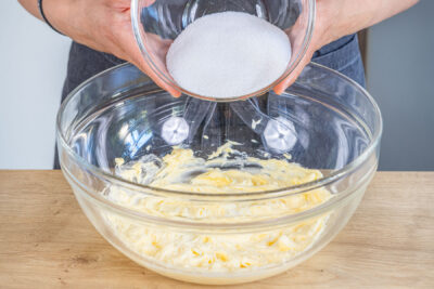 Zucker zur Butter geben